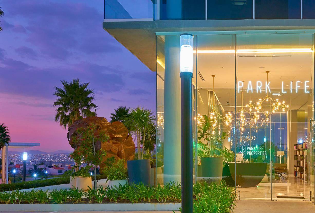 Lobby de Park Life al atardecer